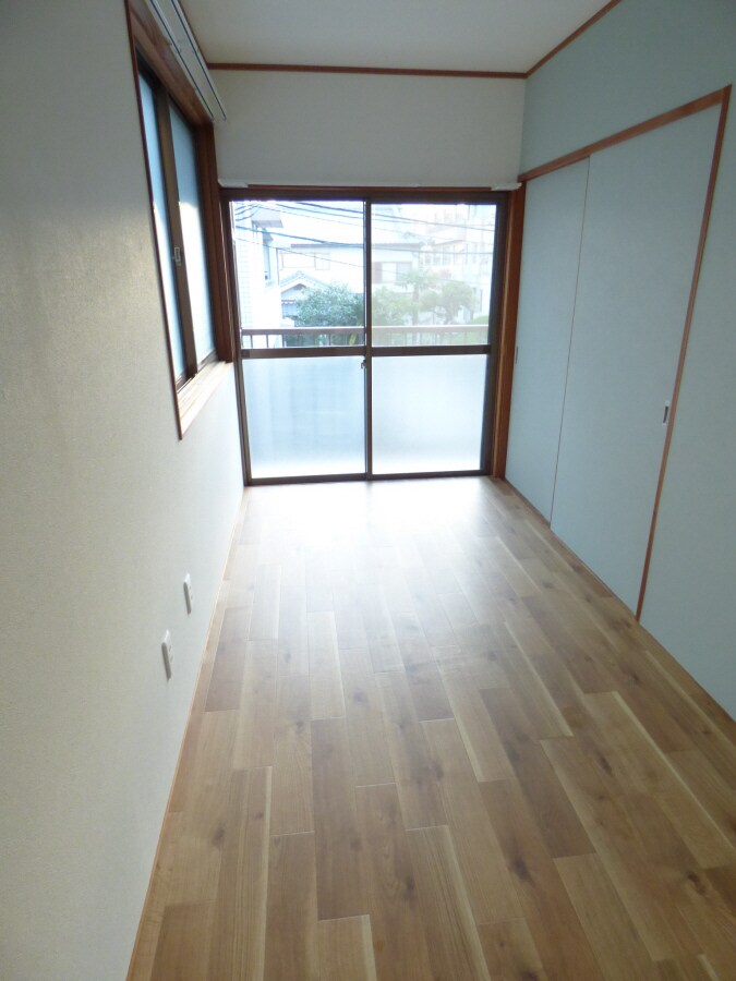 ２面採光で明るい２階洋室 磯馴町４丁目貸家