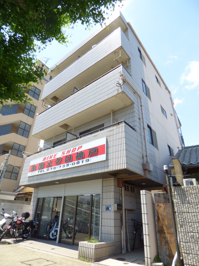 ２号線に面するタイル張りのマンション