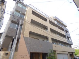オシャレな外観の築浅マンション