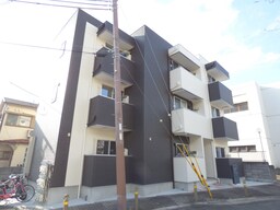 公園前の築浅マンション