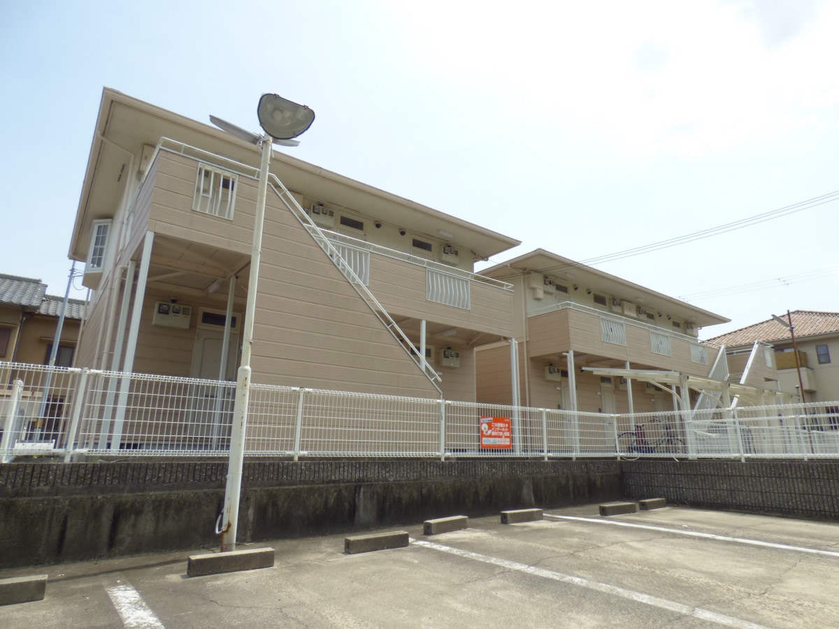 外壁塗装済みでキレイになったハイツ シュガー北落合