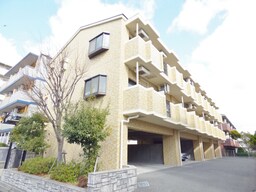 明るいレンガ調のキレイなマンション