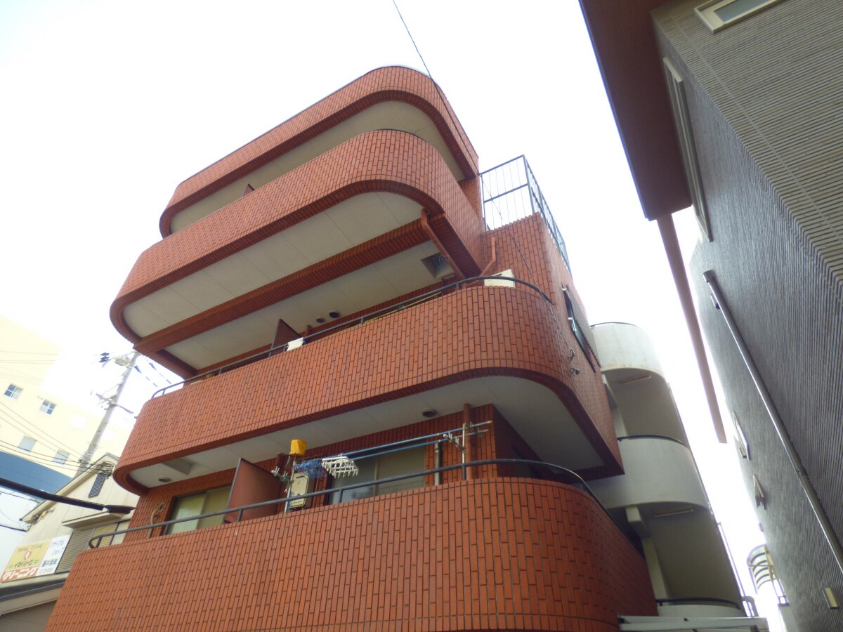 レンガ調でキレイなマンション 華山マンション