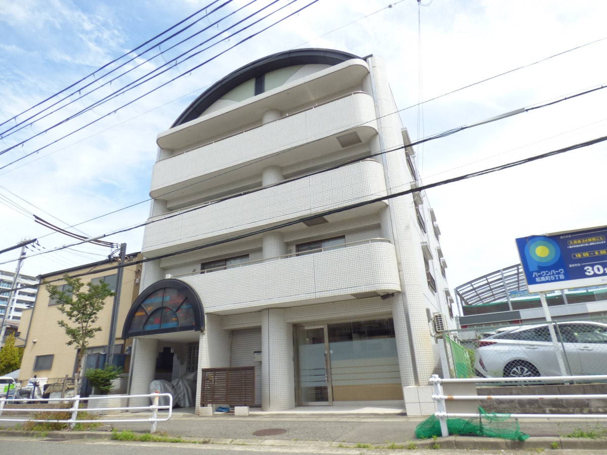 白いタイル張りのキレイなマンション ユウワコート松風