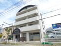 白いタイル張りのキレイなマンション