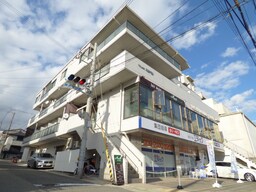 スーパーが目の前にあるマンション
