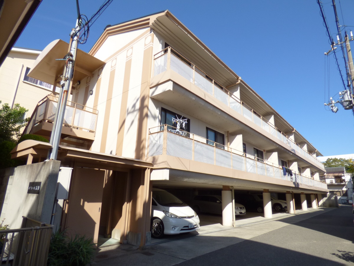 外壁塗装済みでカラフルになりました エクレール衣掛