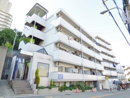 白のタイル張りのキレイなマンション